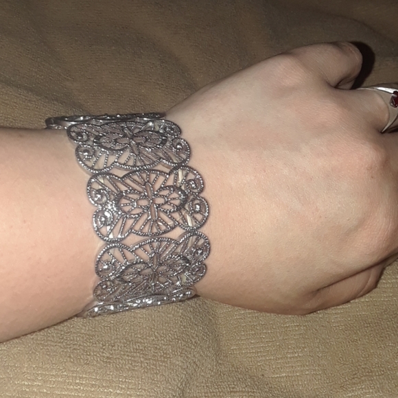 2 Beautiful Bracelets - Picture 2 of 6